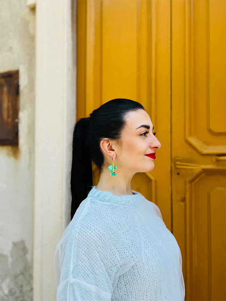 La Sirenetta | Midi Hoop - A beautiful combination of simplicity and charm, these handmade earrings with midi hoops are perfect for adding a refined touch to your look - photo model Italy 