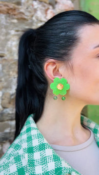 Fragole Fiore | Green – The model wears the earrings, showing their graceful movement and natural elegance - video Model - Italy