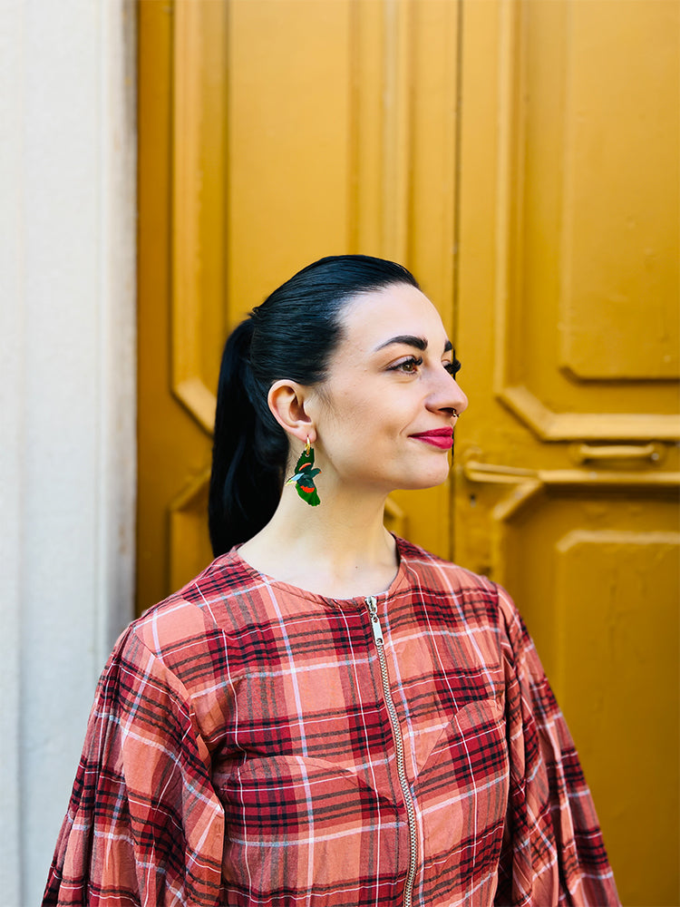 red winged parrot - Exquisite handmade earrings that bring sophistication and a touch of natural beauty to your jewellery collection - photo model - Italy