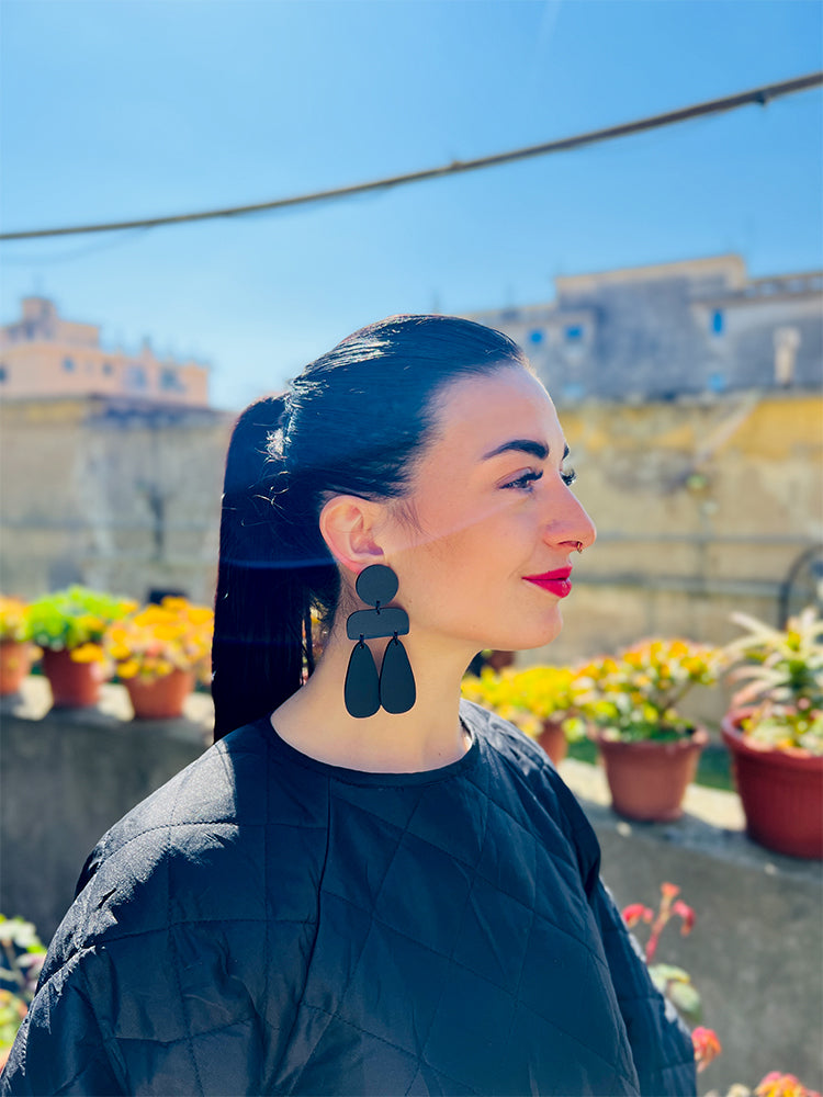 Sophia | Statement Abstract | Matte Black earrings: handmade earrings with a chic matte black finish and abstract design, perfect for modern jewellery lovers looking for distinctive pieces - photo model - Italy 